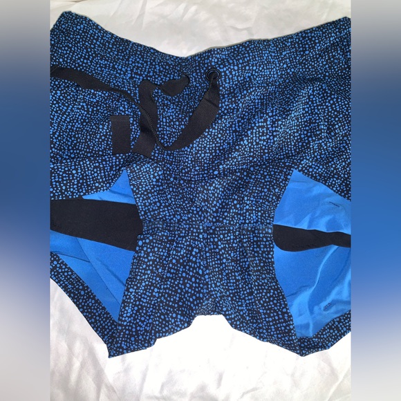 Lululemon Women’s Spring Break Away Cuffed Shorts - Picture 7 of 8